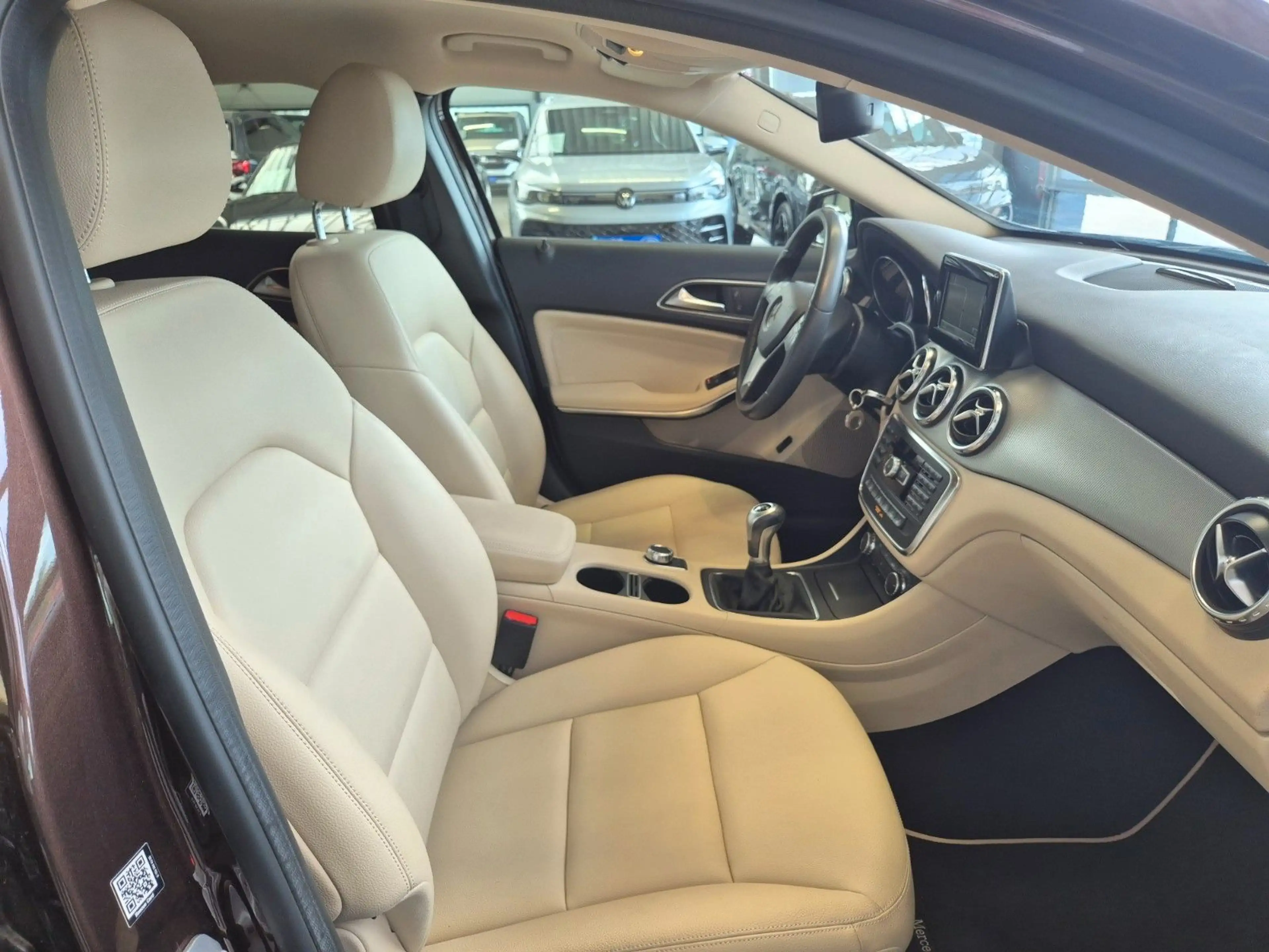 Mercedes-Benz GLA 180 URBAN NAVI XENON SITZ+STANDHZ PDC TEMPOM — photo 11
