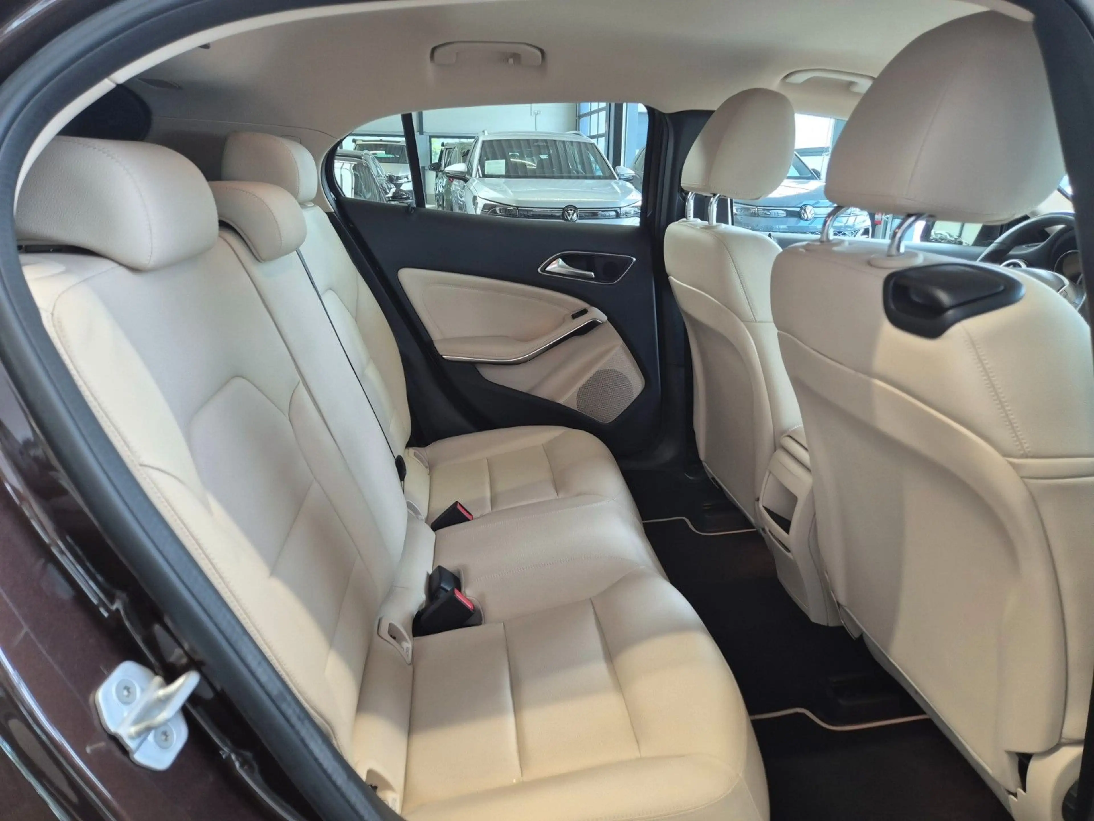 Mercedes-Benz GLA 180 URBAN NAVI XENON SITZ+STANDHZ PDC TEMPOM — photo 13