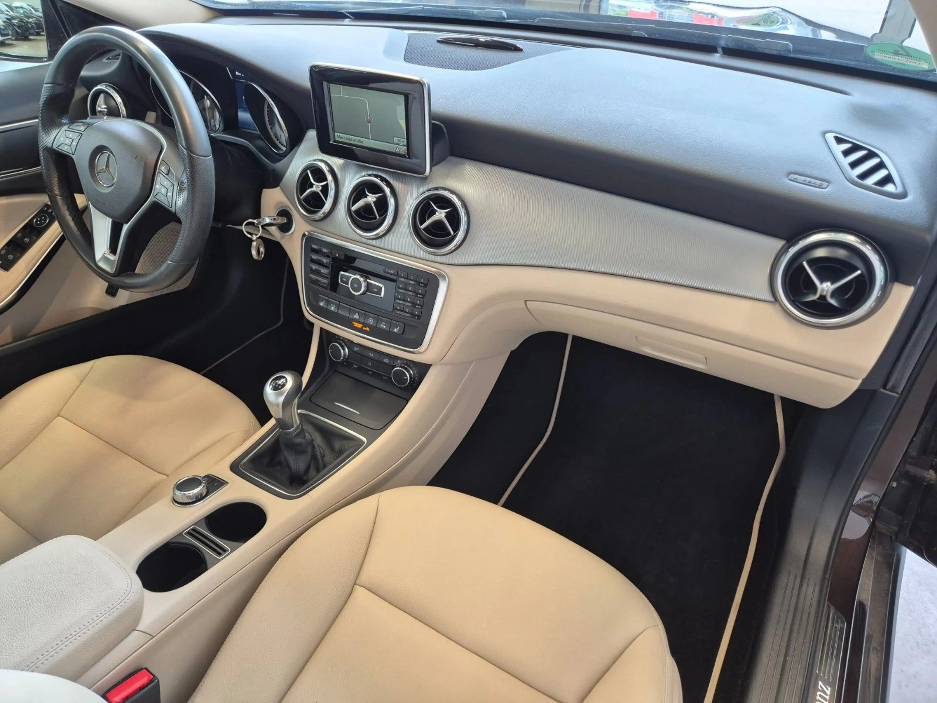 Mercedes-Benz GLA 180 URBAN NAVI XENON SITZ+STANDHZ PDC TEMPOM — photo 12