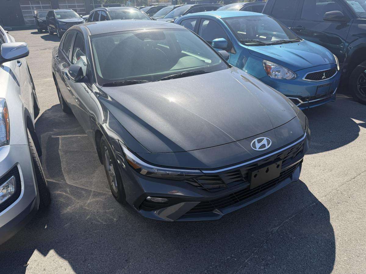 2026 Hyundai Elantra Essential IVT HEATED SEATS! LIKE NEW! NO ACCIDENT!