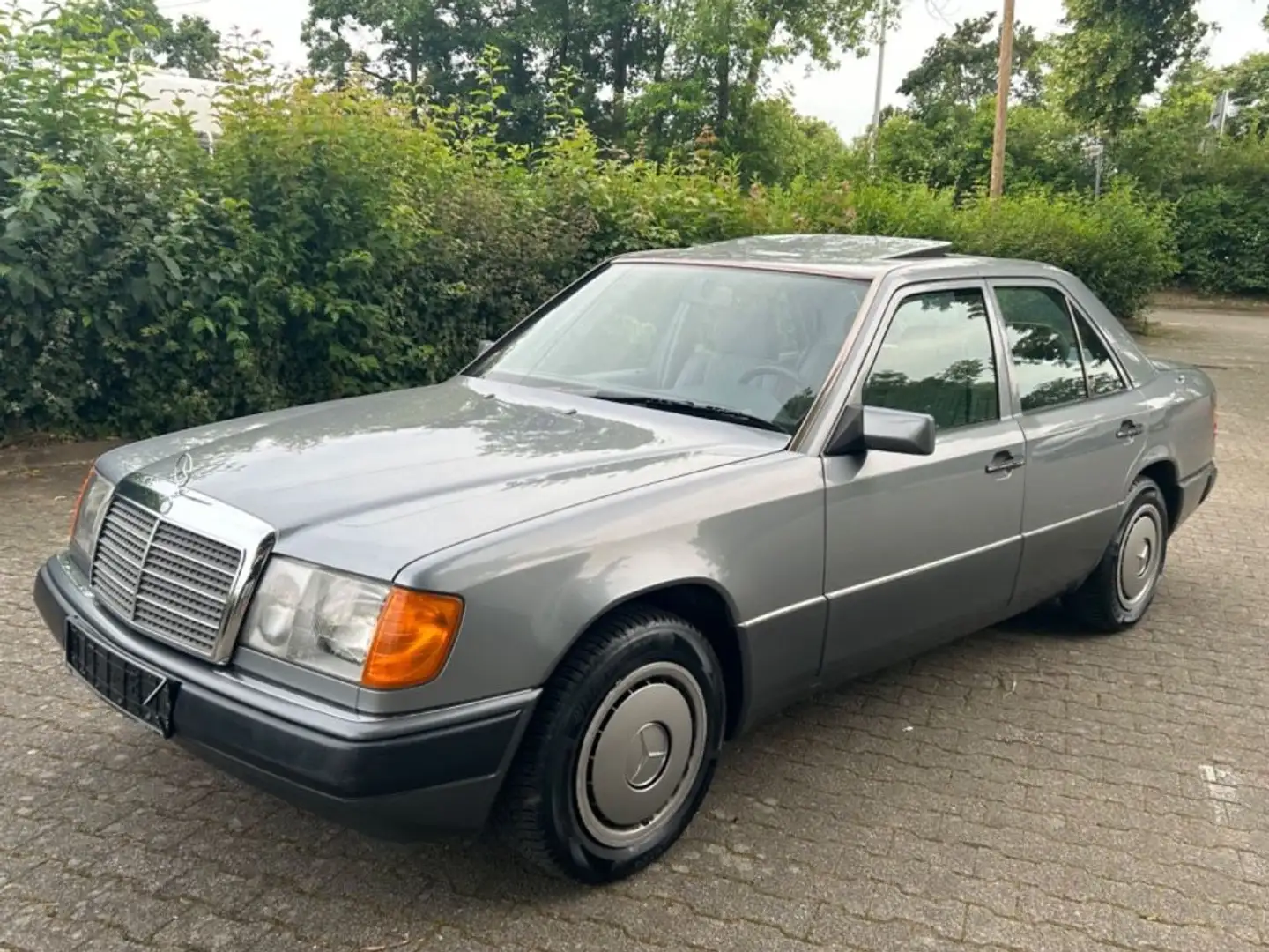 Mercedes-Benz 200 E*AUTOM*OLTIMER*H-ZULASSUNG MÖGLICH*TOP GEPF* Grey - 1