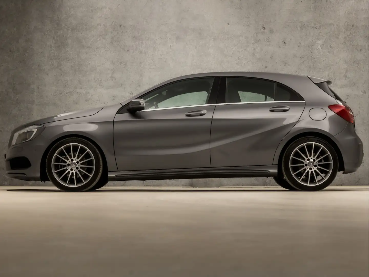 Mercedes-Benz A 180 AMG Sport (NAVIGATIE, NAP, LEDER/ALCANTARA, XENON, Grijs - 2