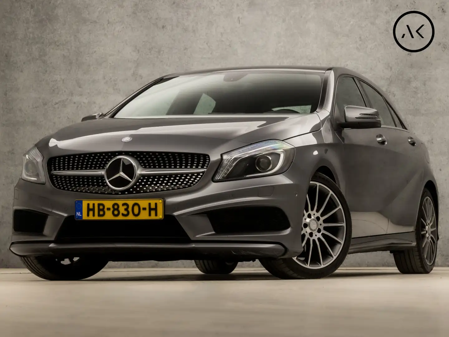 Mercedes-Benz A 180 AMG Sport (NAVIGATIE, NAP, LEDER/ALCANTARA, XENON, Grijs - 1