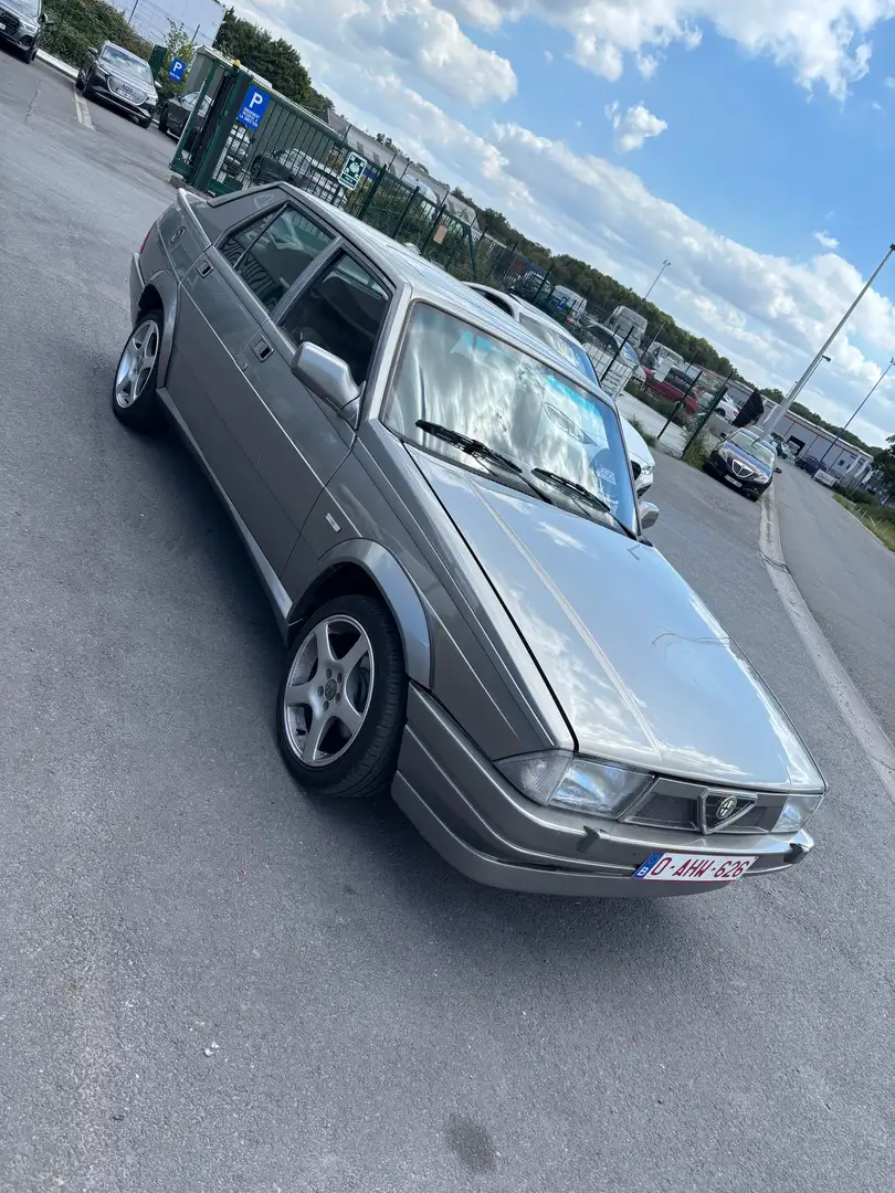 Alfa Romeo 75 Šedá - 2