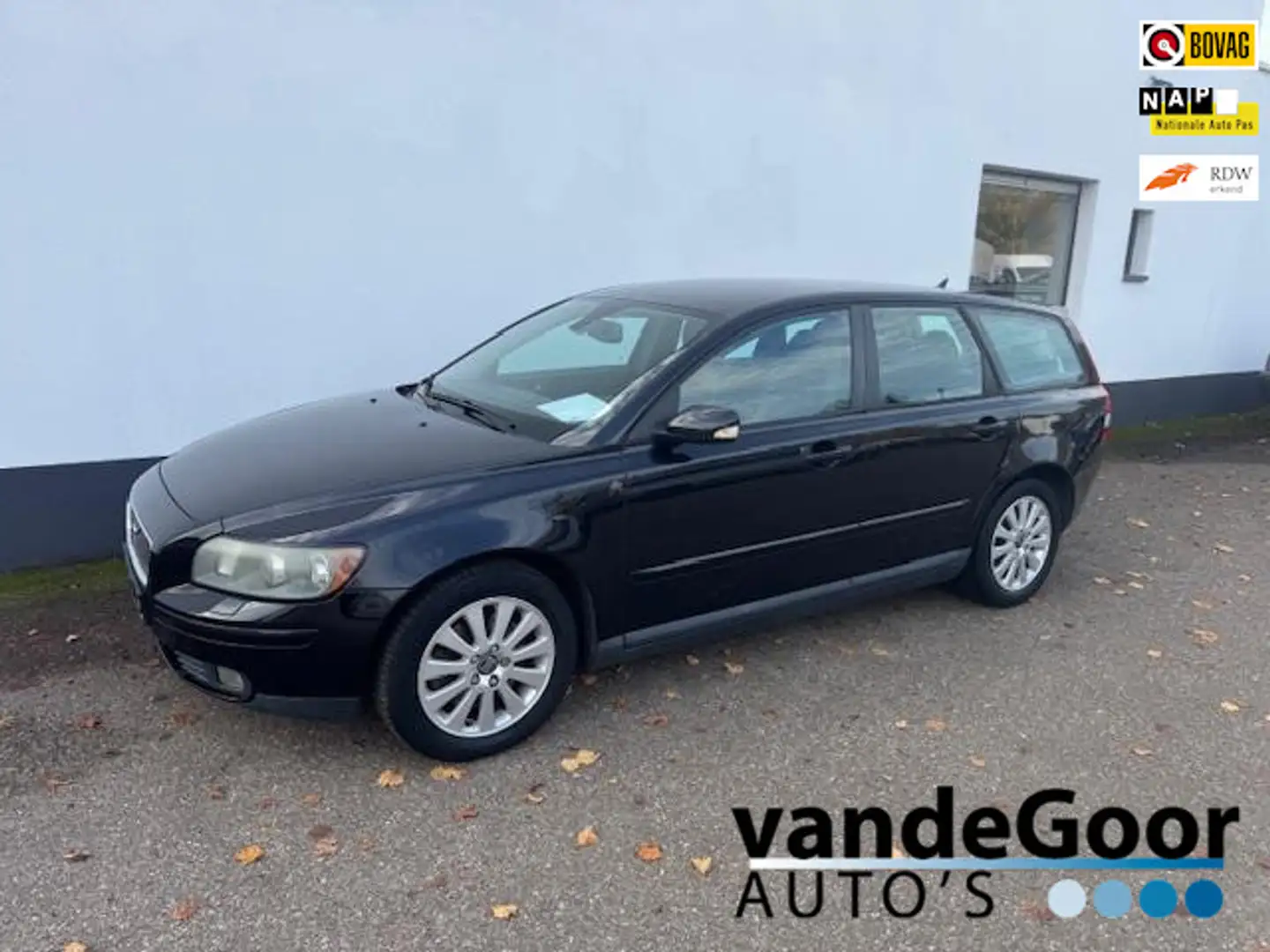 Volvo V50 2.4i Exclusive, '04, nette youngtimer met slechts Schwarz - 1