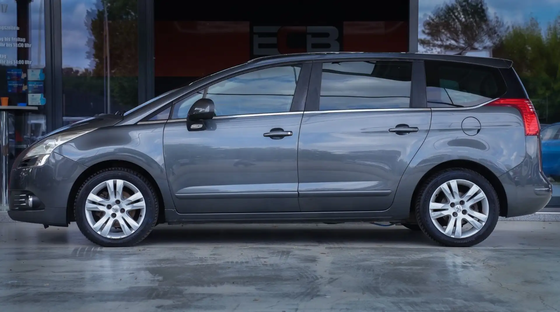 Peugeot 5008 Premium *SHZ/Klima/TÜV 09/26* Šedá - 2