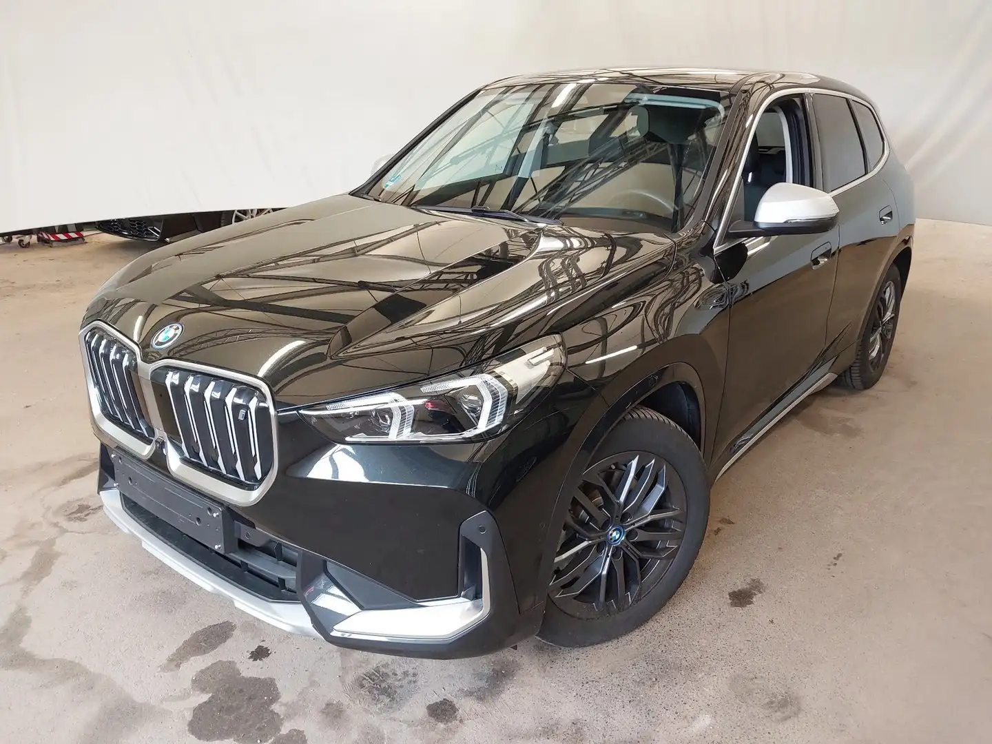 BMW iX1 30 xDrive xLine xLine DrivAssProf_Headup_360 Grad Černá - 1
