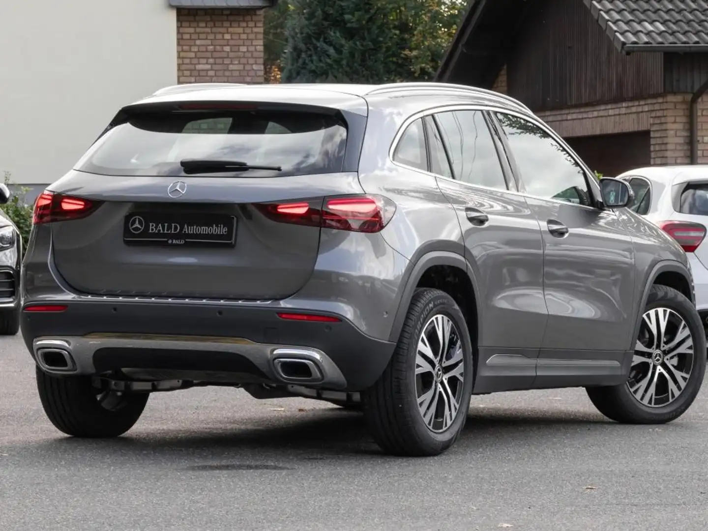 Mercedes-Benz GLA 180 Progressive/LED/Kamera/Shz/Easy-P/Nav/18 Grau - 2