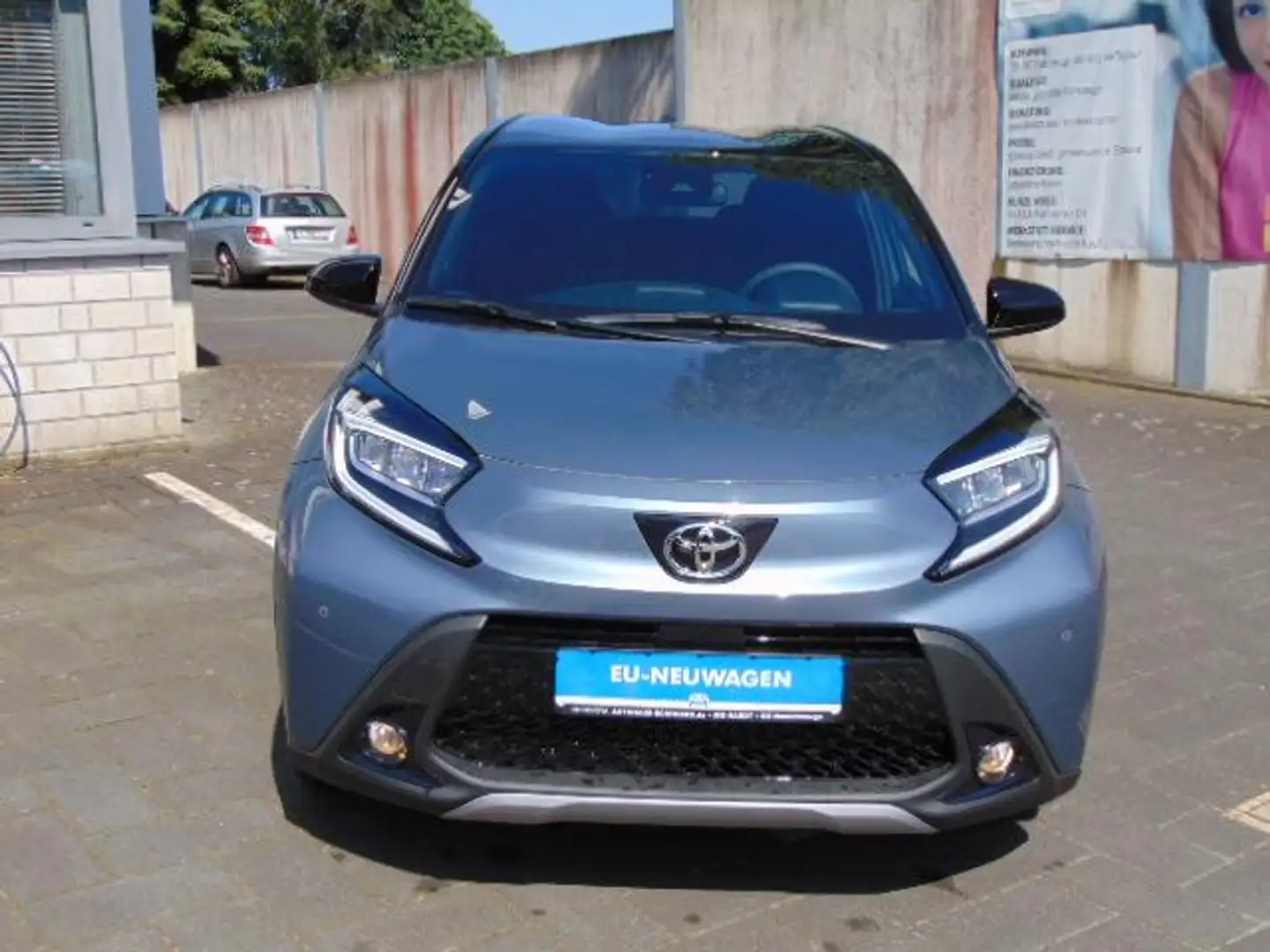 Toyota Aygo X 1.0 Automatik - R.Kam + PDC v+h - Sitzhzg - Navi - Blau - 2