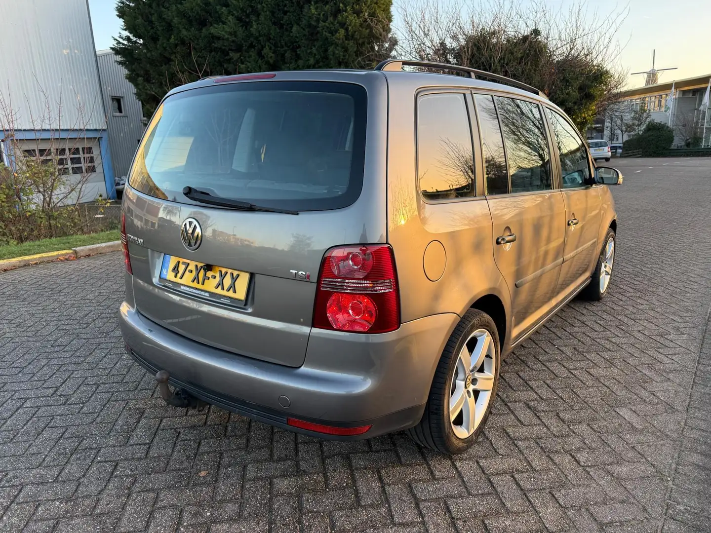 Volkswagen Touran 1.4 TSI Optive_7 PERSOON_NETTE AUTO Grijs - 2