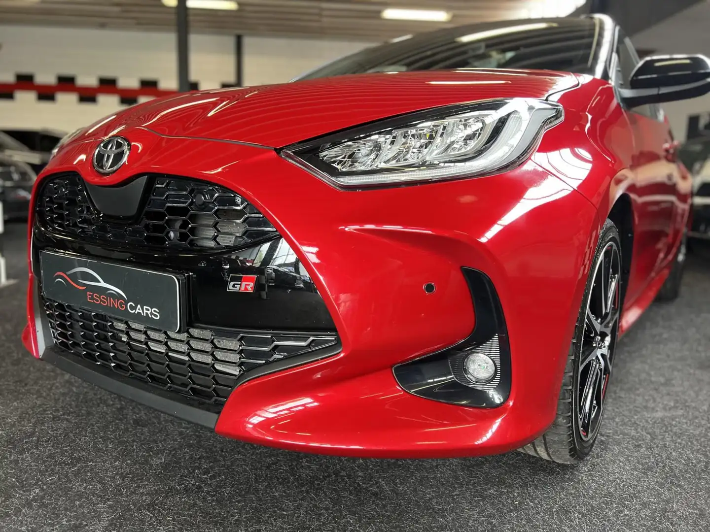 Toyota Yaris 1.5 Hybrid GR Sport head up pano Rood - 1