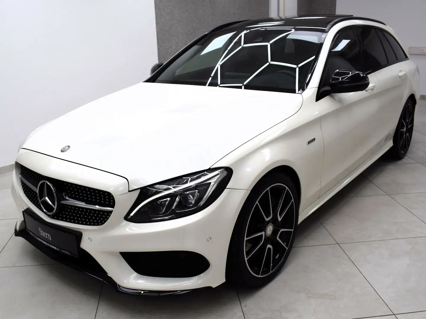 Mercedes-Benz C 43 AMG 4M HUD COM Pano 2xSpur LED RCam Designo Bílá - 2