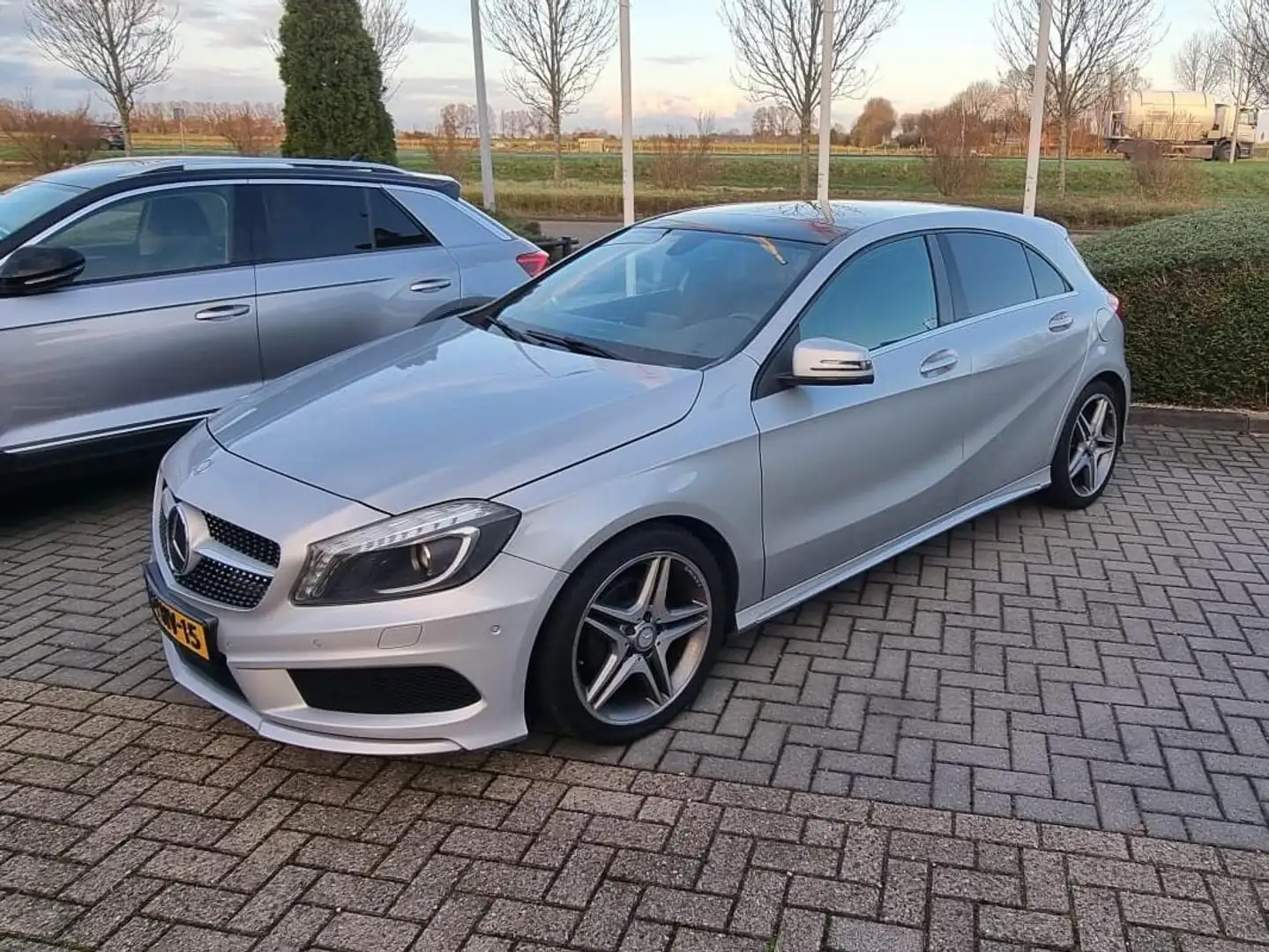 Mercedes-Benz A 180 AMG-LINE Zilver - 2