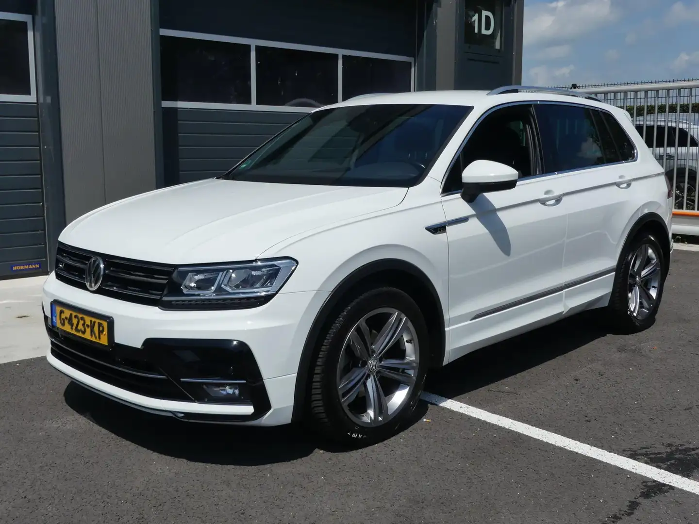 Volkswagen Tiguan 1.5 TSI ACT R-Line Navigatie Led + Xenon ECC Digit Wit - 2