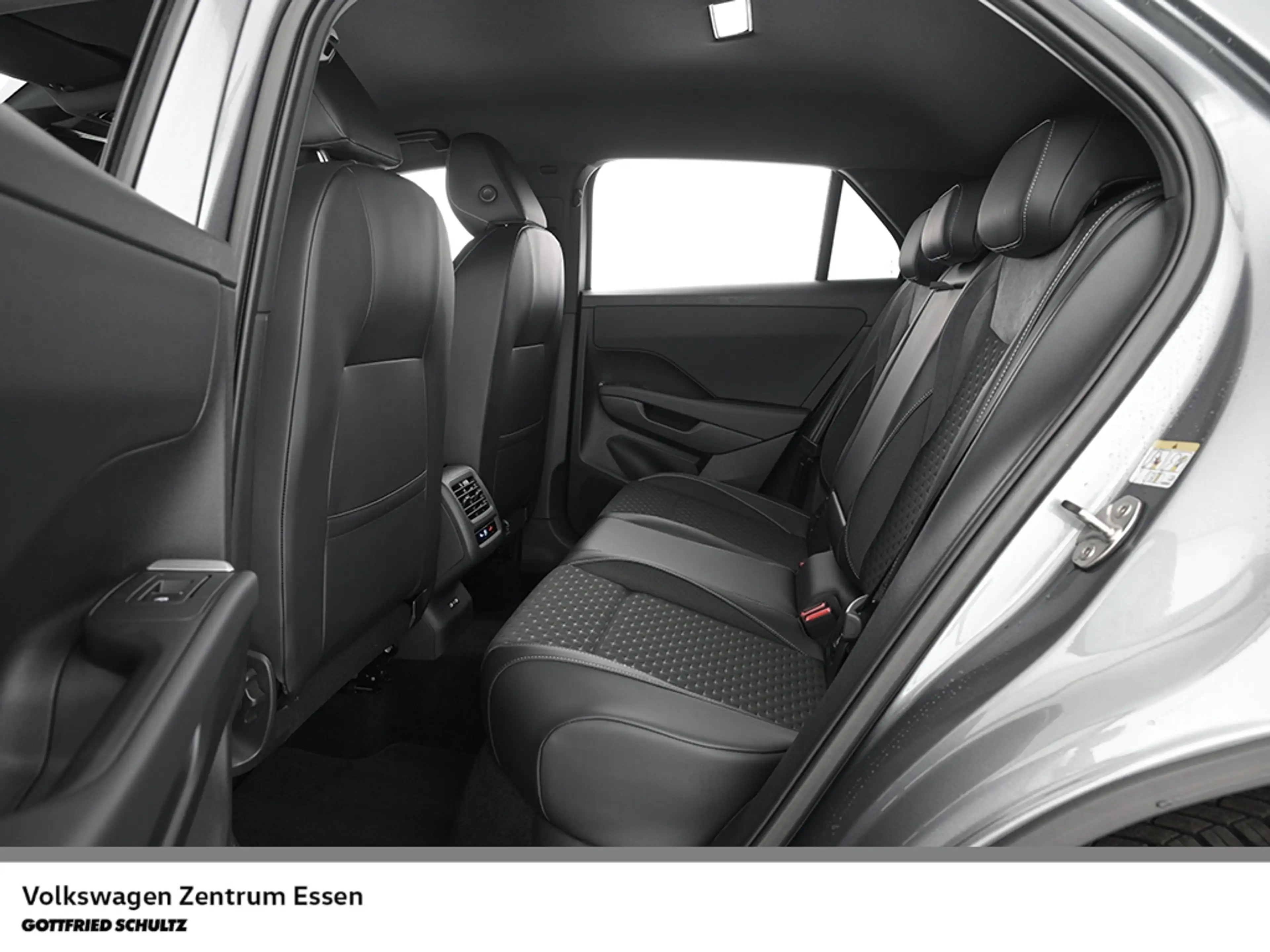Volkswagen T-Roc R-Line 1.5 l eTSI DSG AHK LED Rückfahrkamera SHZ — photo 11