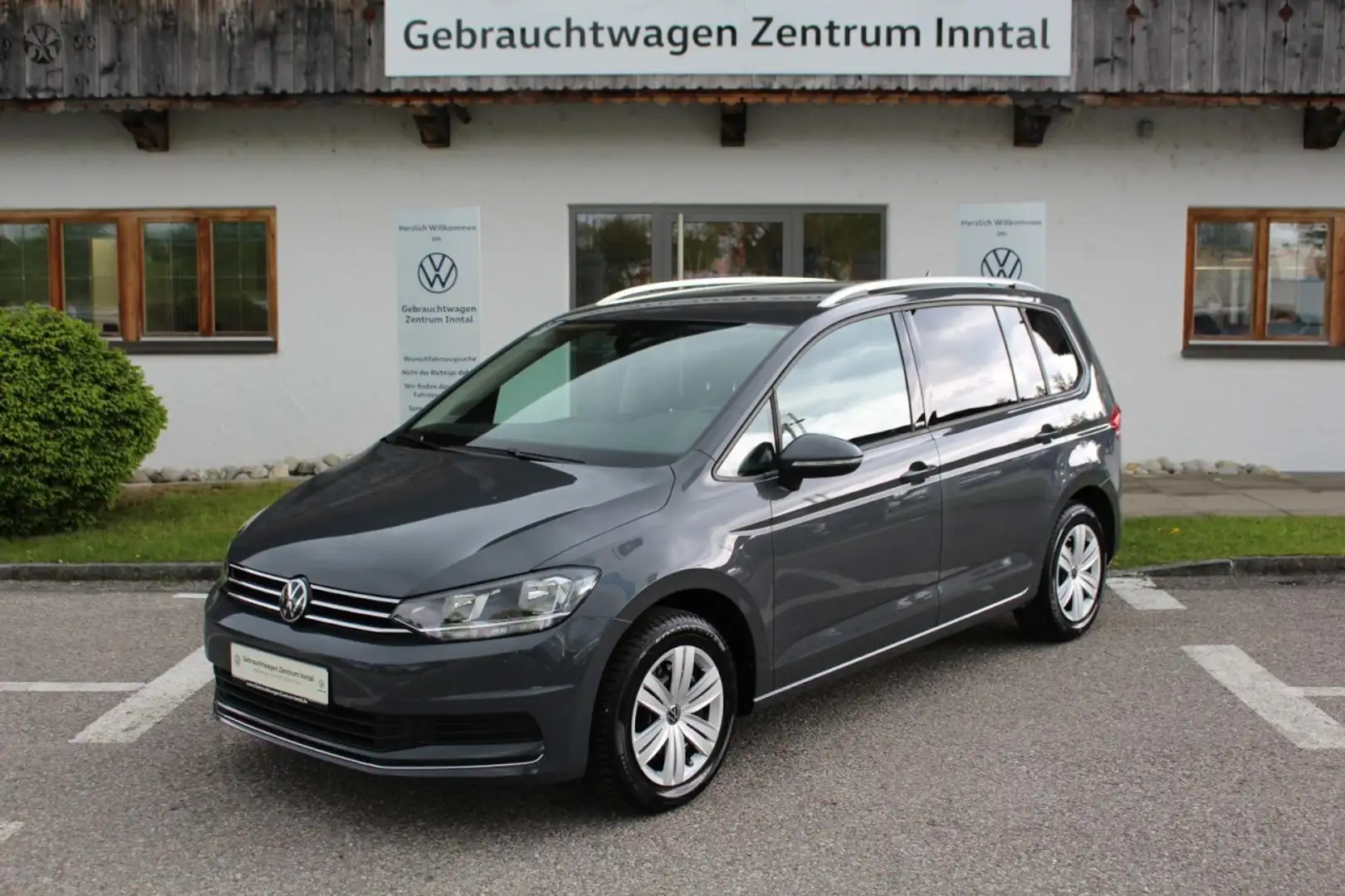 Volkswagen Touran 7-Sitzer 1,5 TSI DSG Active (AHK,Navi) Klima Navi Grijs - 2