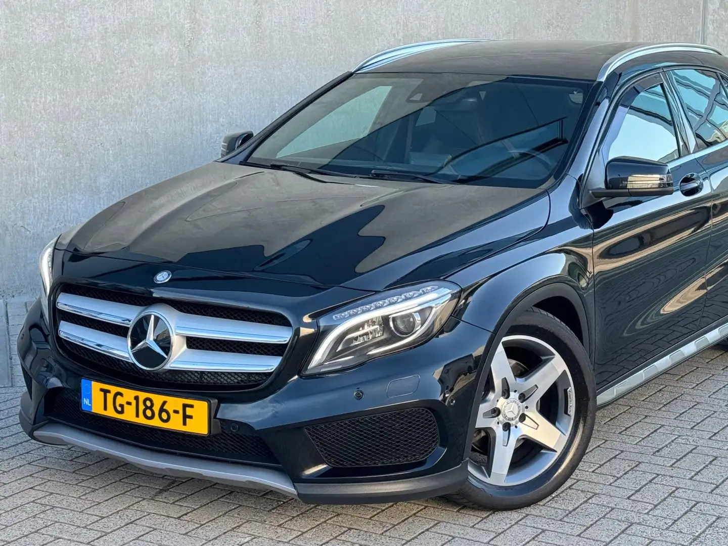 Mercedes-Benz GLA 250 4MATIC 211pk Edition1 AUT 2015 Zwart - 2