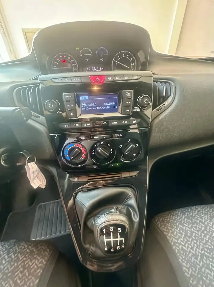 Lancia Ypsilon 2023 — фото 11