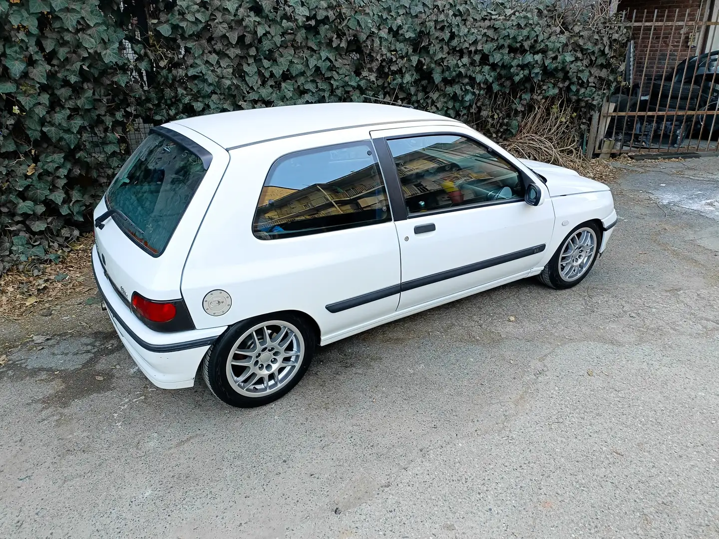 Renault Clio Clio 3p 1.8 16v cat. Weiß - 1