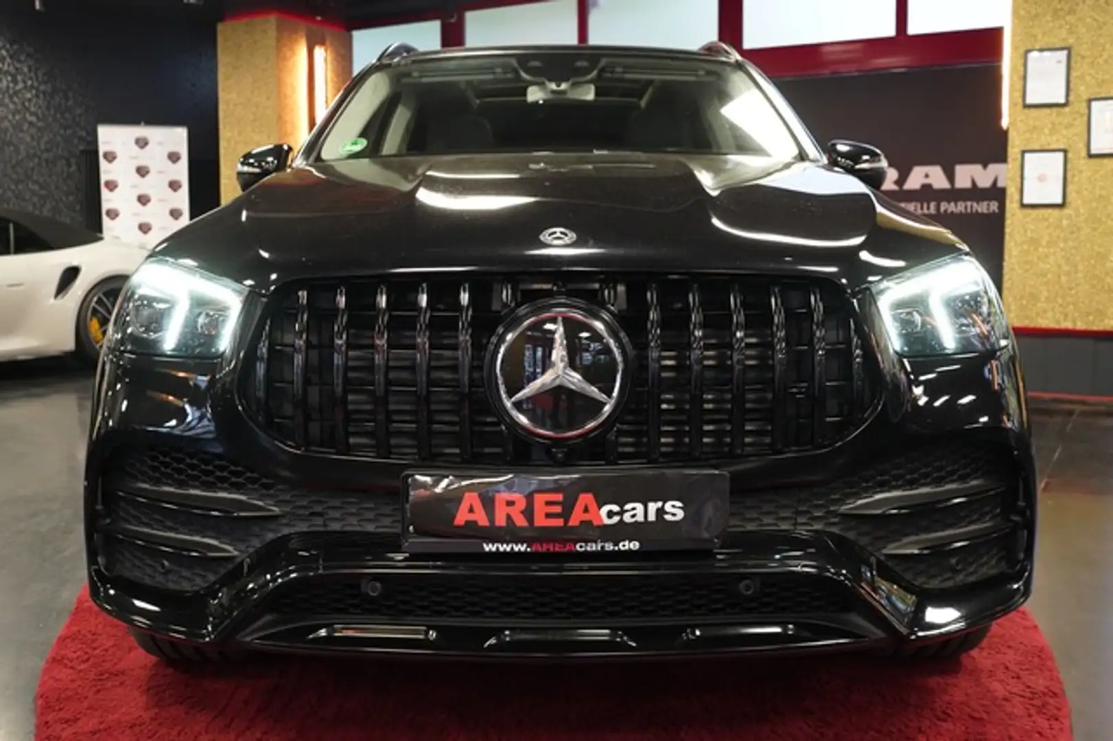 Mercedes-Benz GLE 400 d AMG*4M*MBEAM*PANO*HUD*BURM*360*DISTR+ Černá - 2