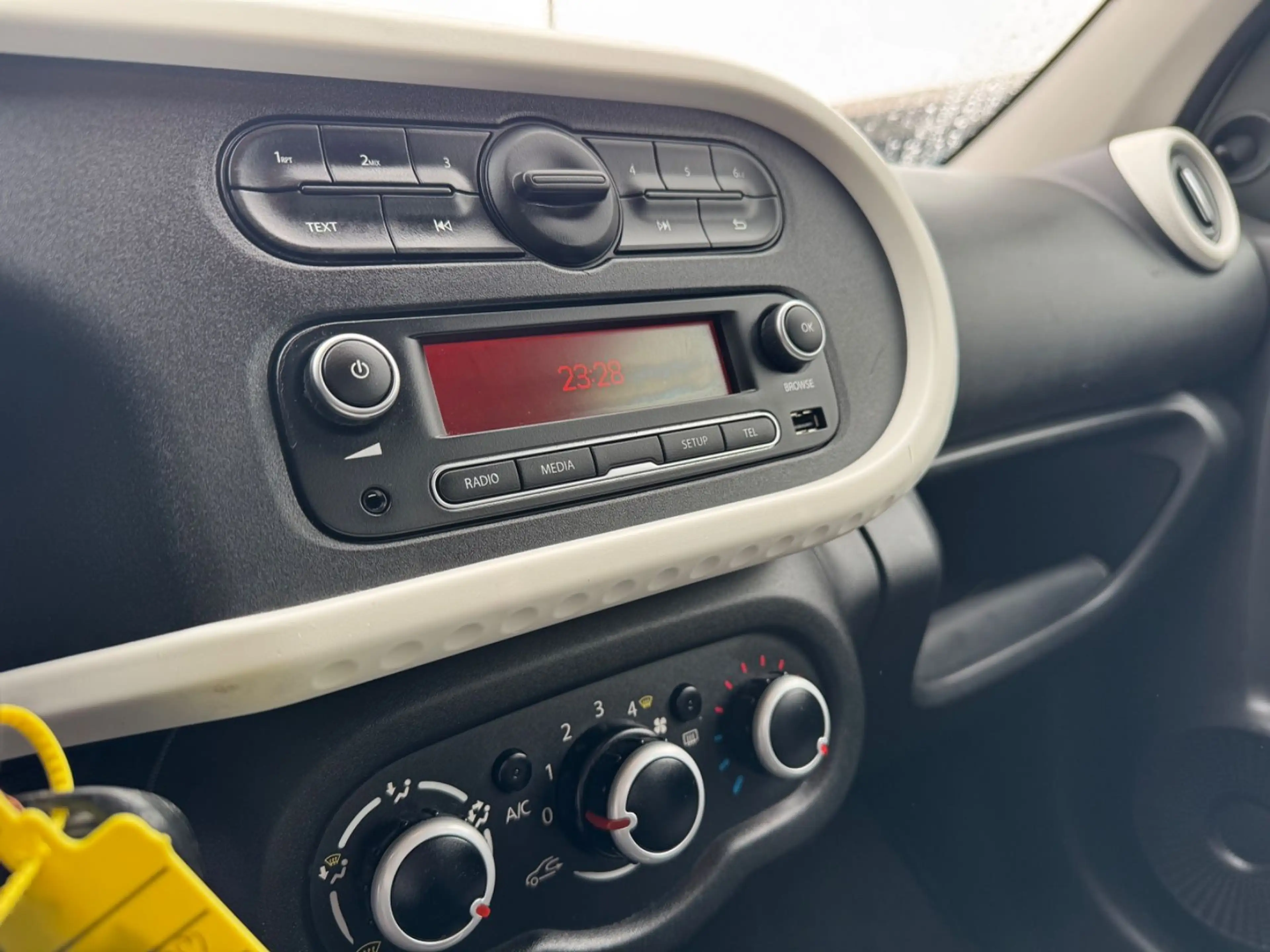Renault Twingo Life*TÜV NEU*KLIMA* — photo 11