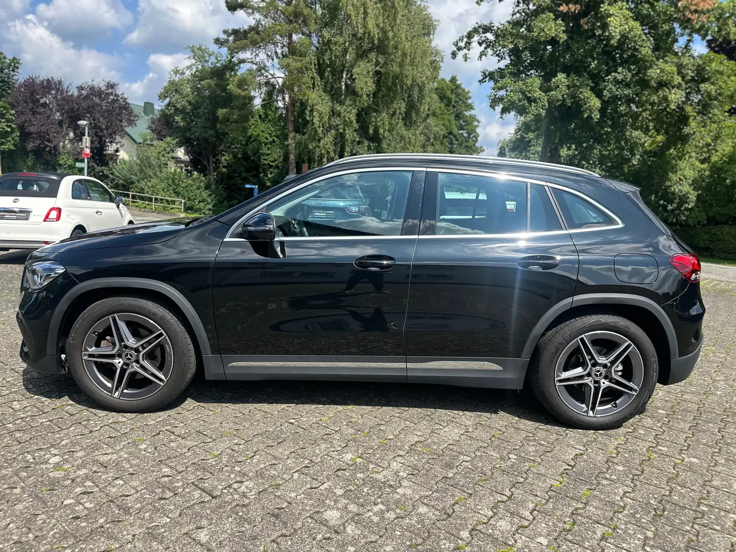 Mercedes-Benz GLA 200 AMG Line Schwarz - 2