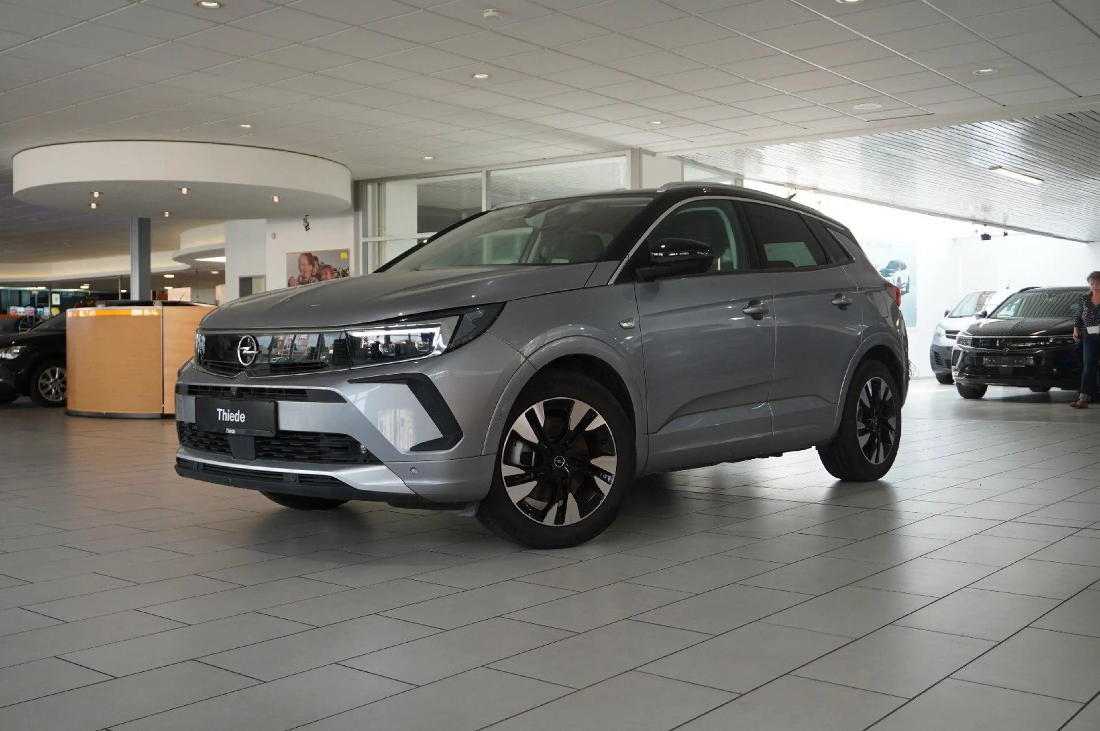 Opel Grandland X ULTIMATE 4HYBRID NAVI/LED/SPORT/SH — photo 3