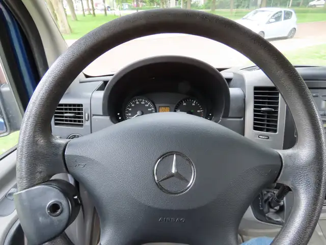 Mercedes-Benz Sprinter view 9