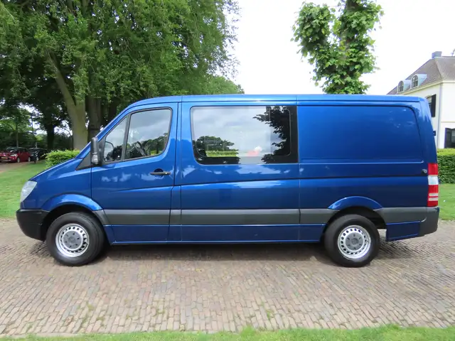 Mercedes-Benz Sprinter view 2