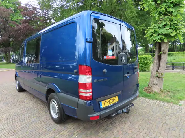 Mercedes-Benz Sprinter view 4