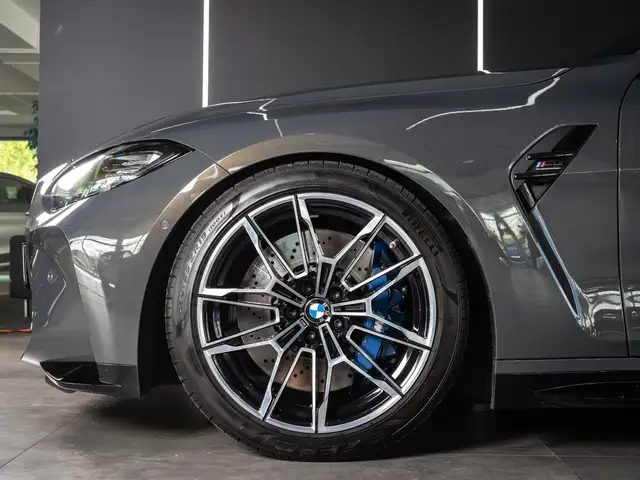 BMW M4 view 4