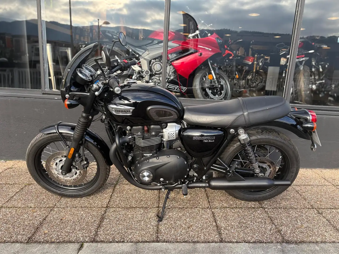 Triumph Bonneville T100 - 2