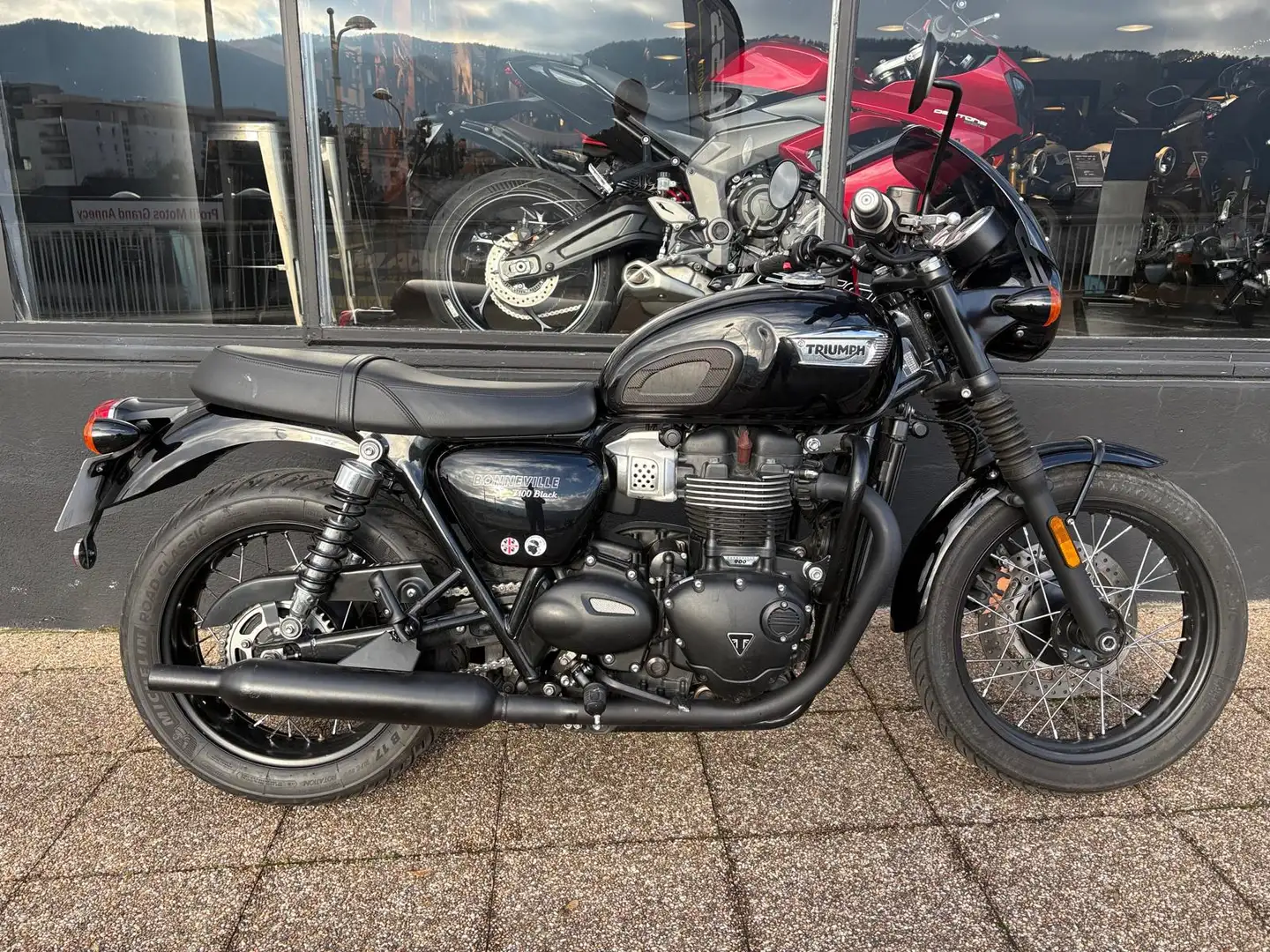 Triumph Bonneville T100 - 1