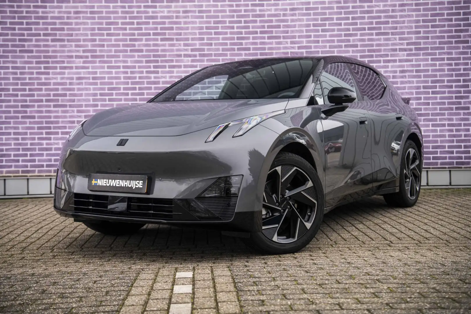 Lynk & Co 02 More 66 kWh | UIT VOORRAAD LEVERBAAR  | HIGH GREY - 1