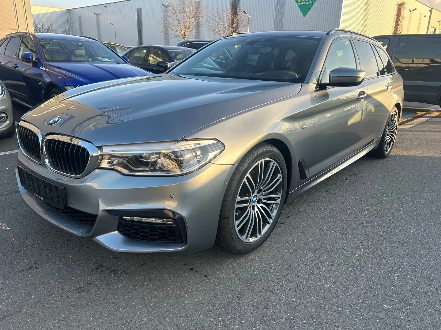 BMW 530 Touring d xDrive M Sport Grau - 1