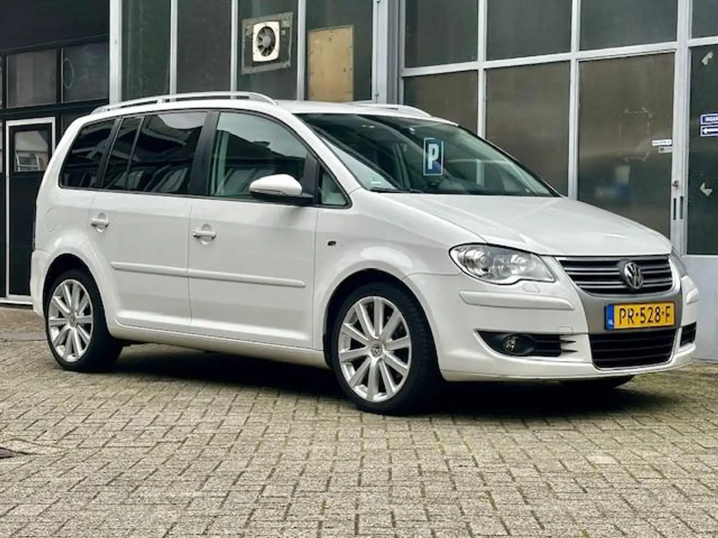 Volkswagen Touran 1.4 TSI R-line 7-persoons Wit - 2