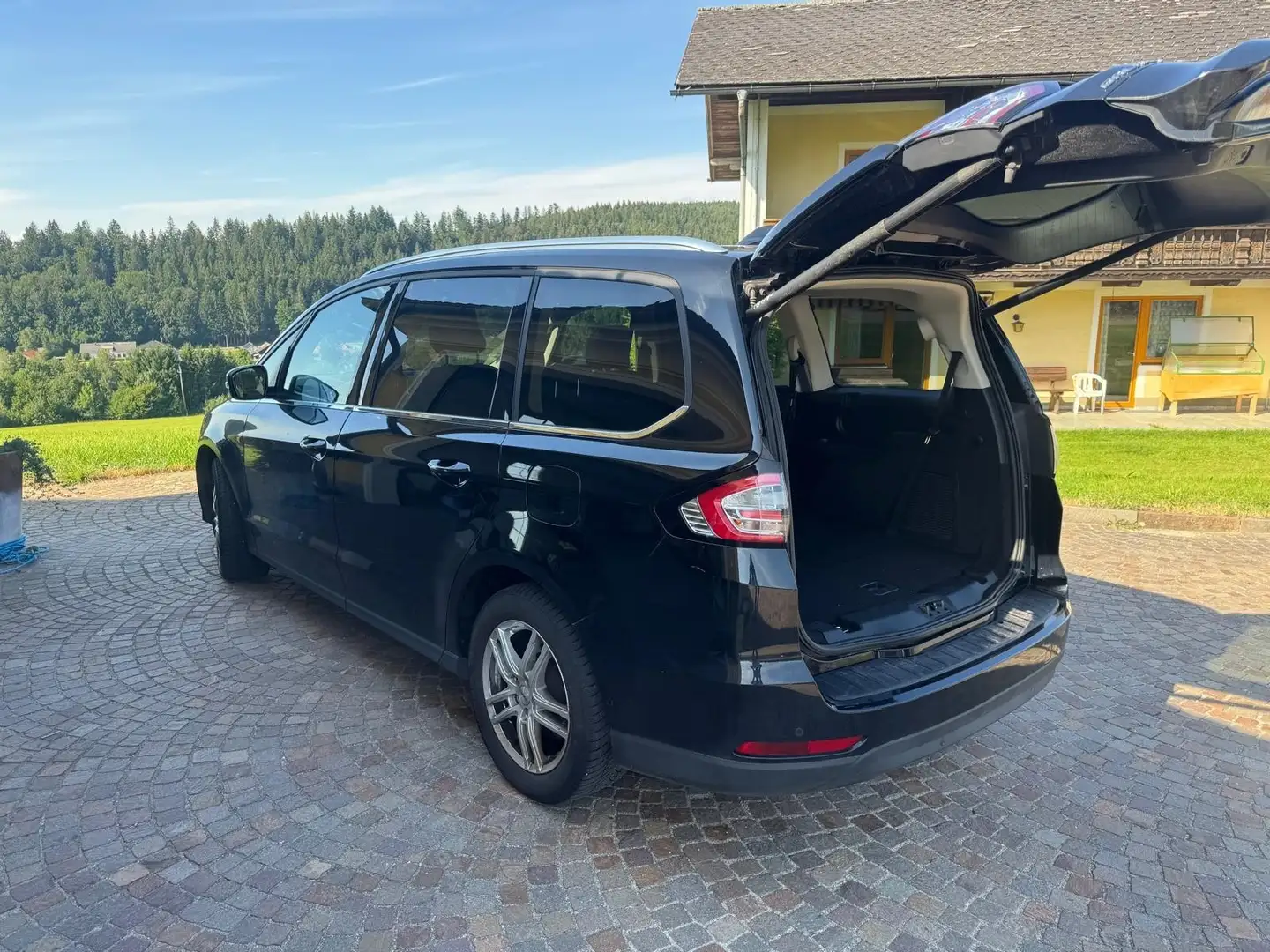 Ford Galaxy 2,0 EcoBlue SCR AWD Vignale Aut. Schwarz - 2