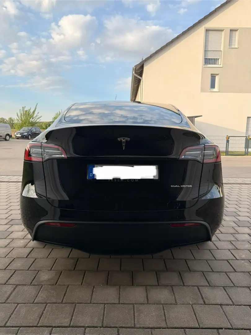Tesla Model Y Long Range Dual Motor AWD Schwarz - 2