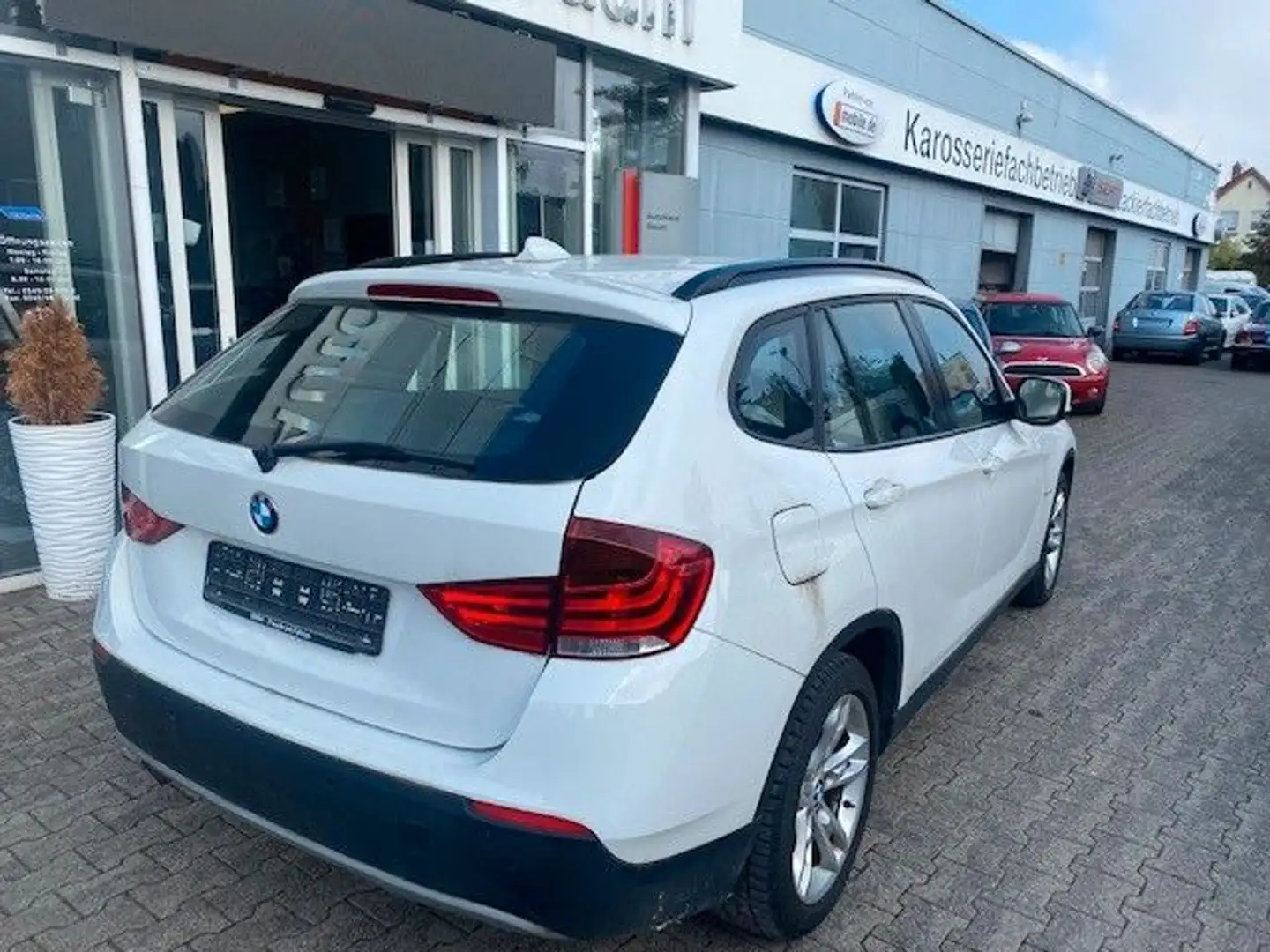 BMW X1 Baureihe X1 18 i sDrive Weiß - 2