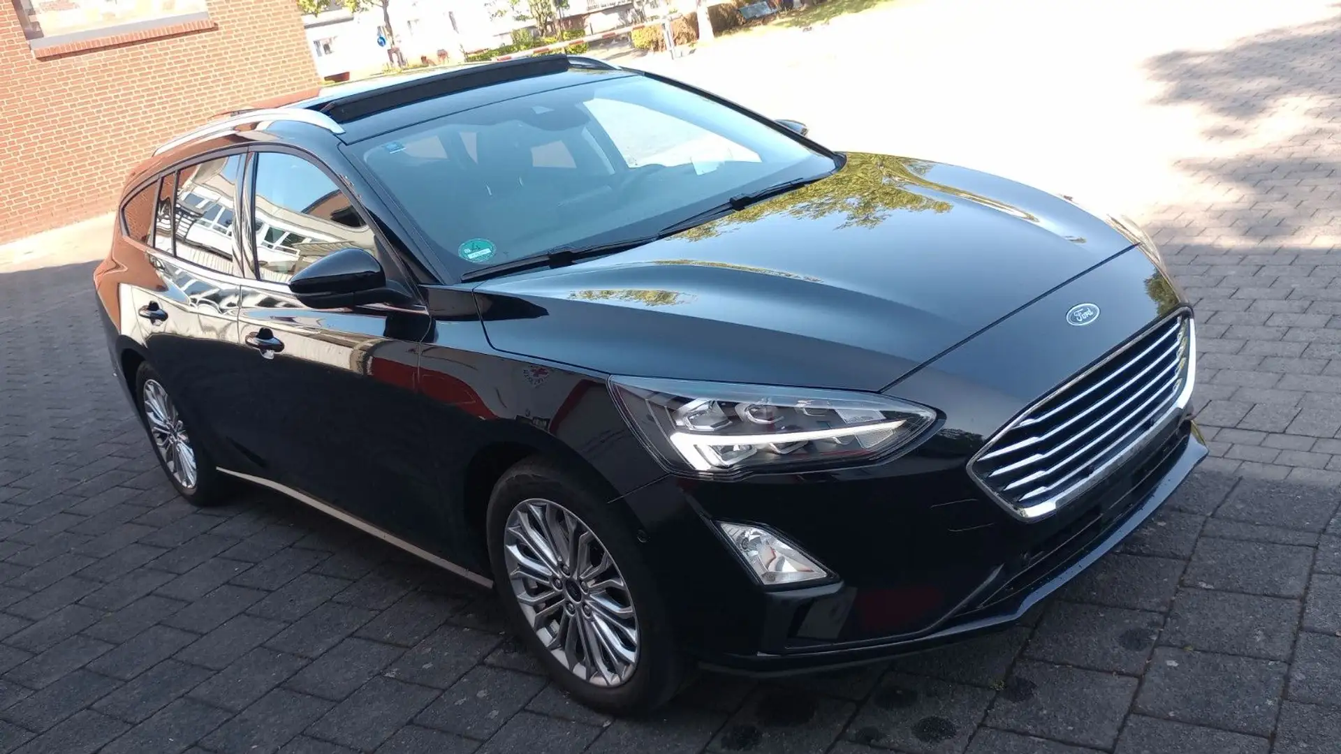 Ford Focus Kombi 1.HD Auto Navi Panor eSitz Teilleder Noir - 2