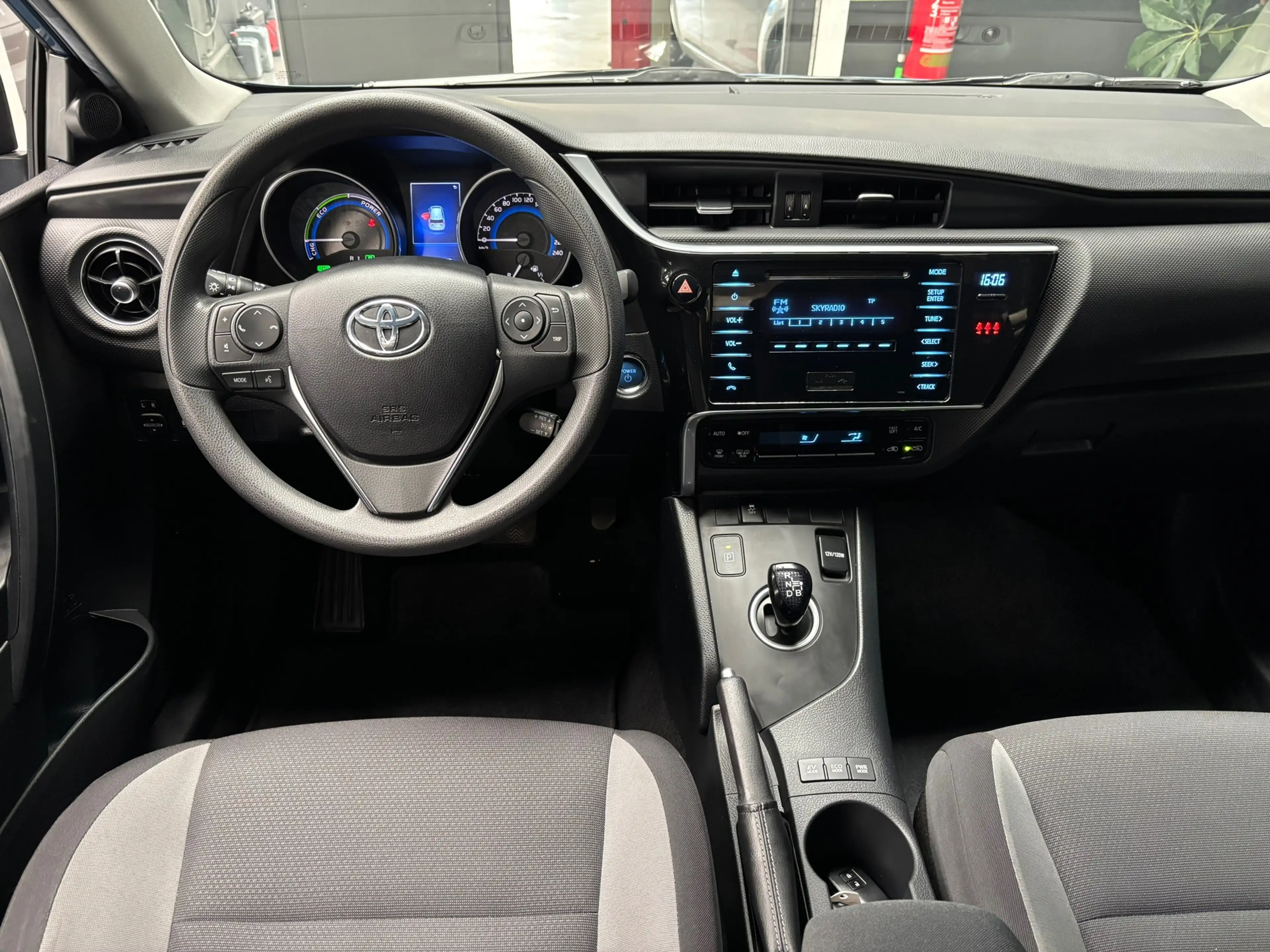 Toyota Auris 1.8 Hybrid Now — photo 18