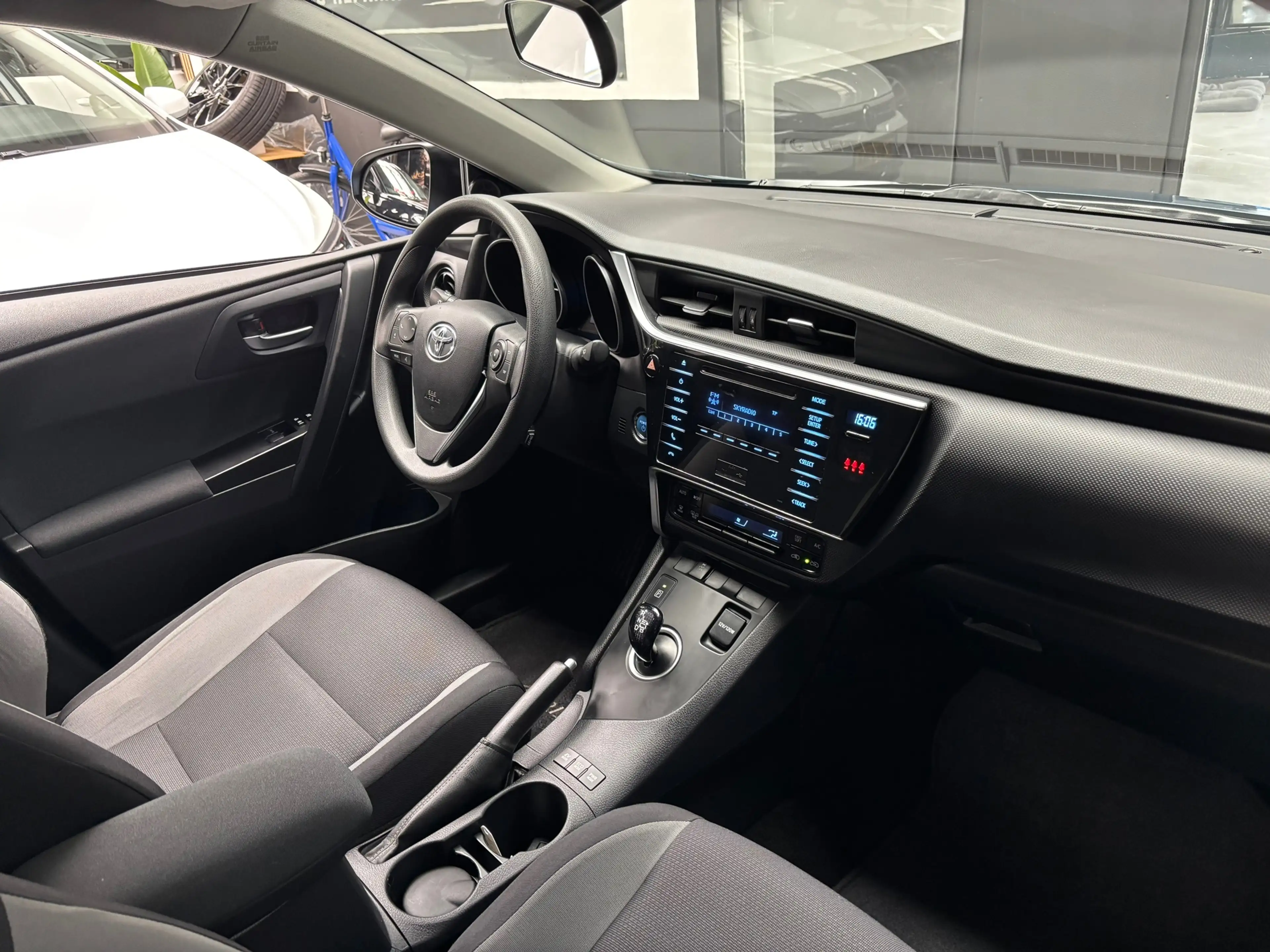 Toyota Auris 1.8 Hybrid Now — photo 13