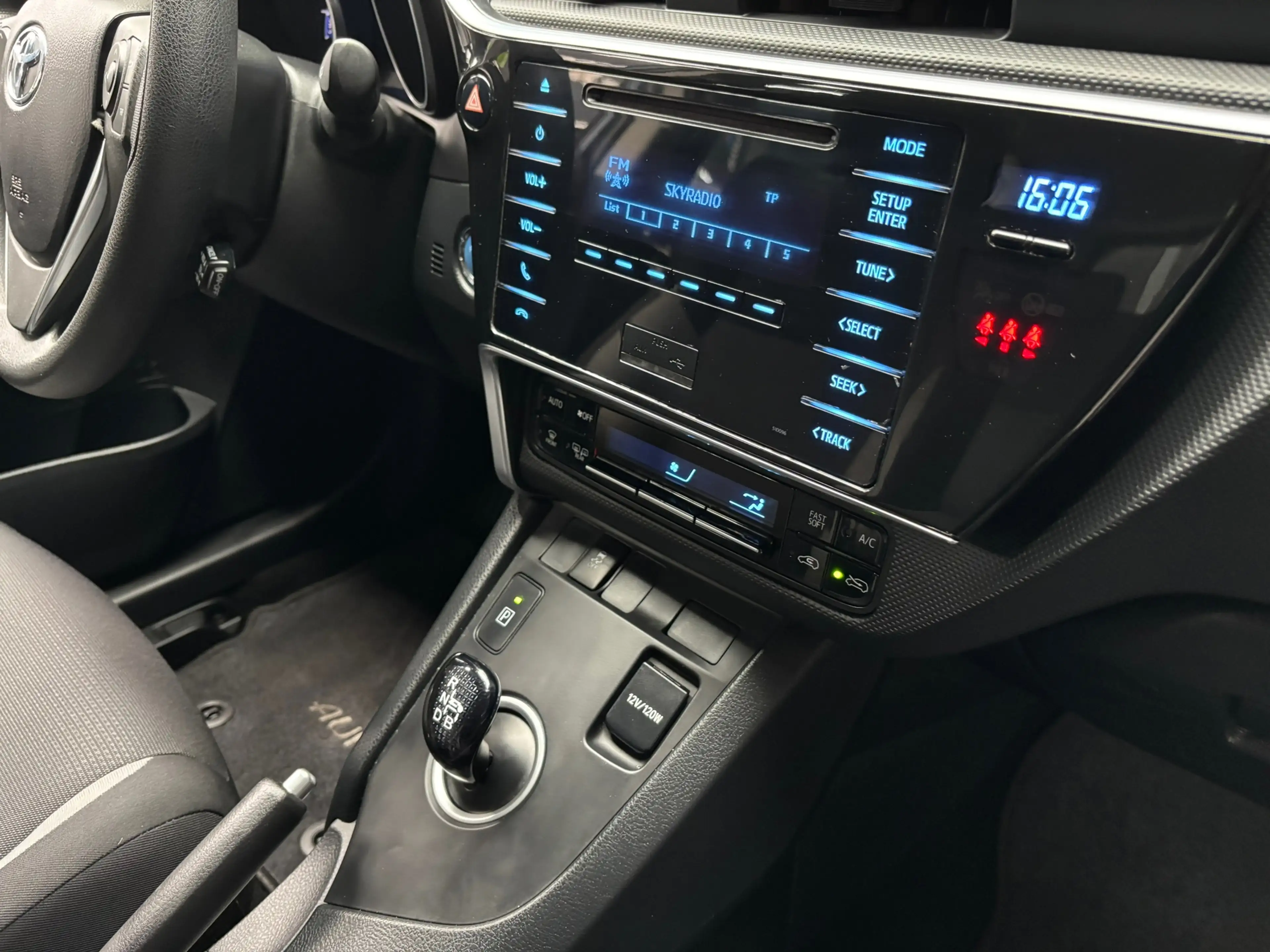 Toyota Auris 1.8 Hybrid Now — photo 15