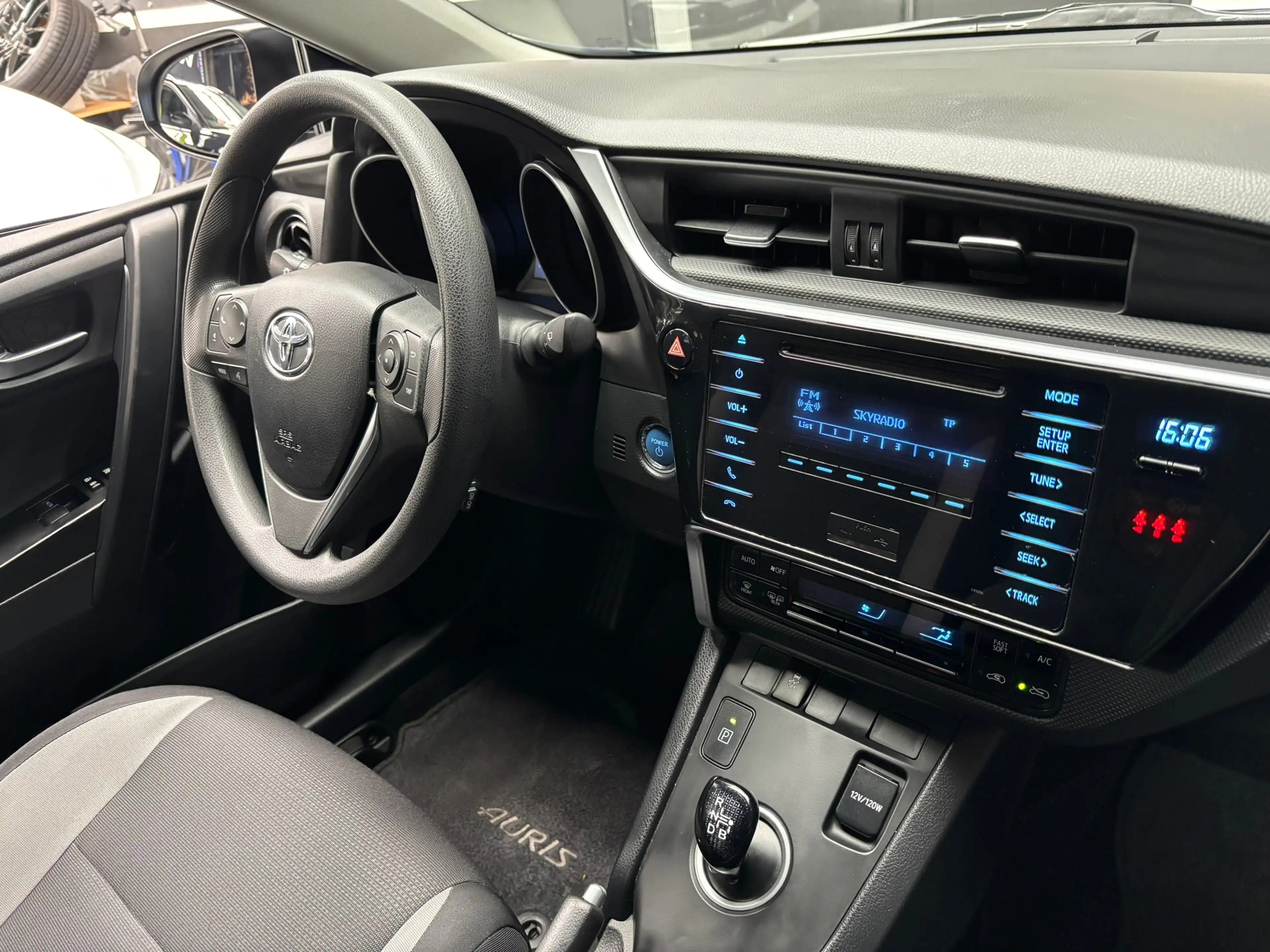 Toyota Auris 1.8 Hybrid Now — photo 14