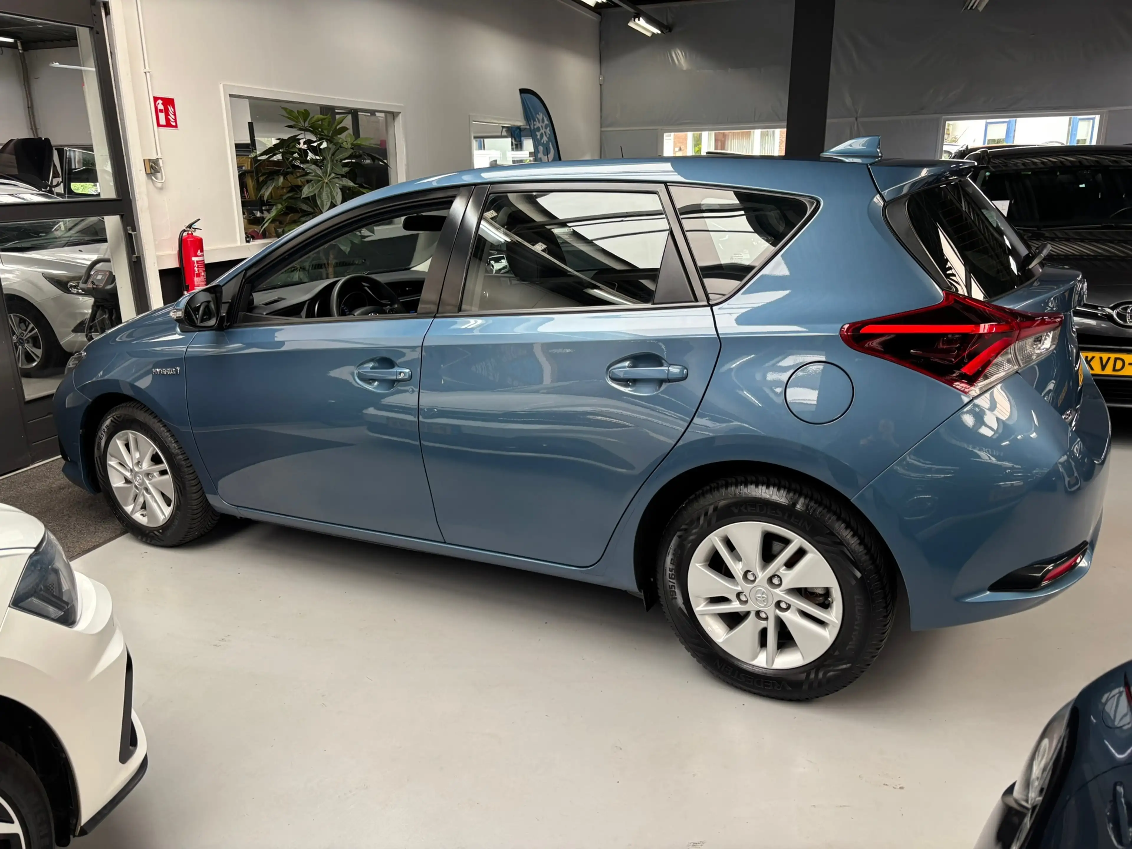 Toyota Auris 1.8 Hybrid Now — photo 4