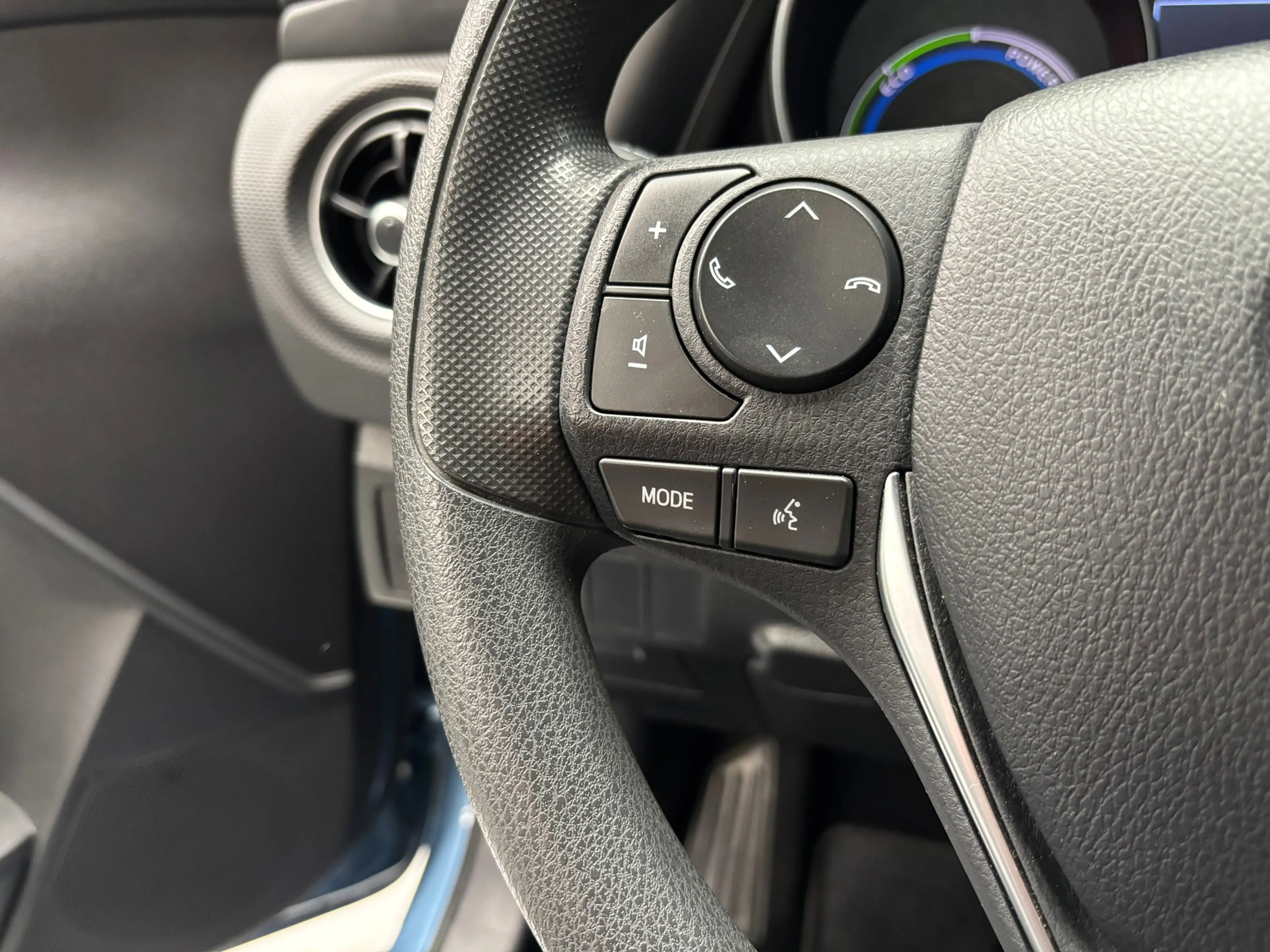 Toyota Auris 1.8 Hybrid Now — photo 23
