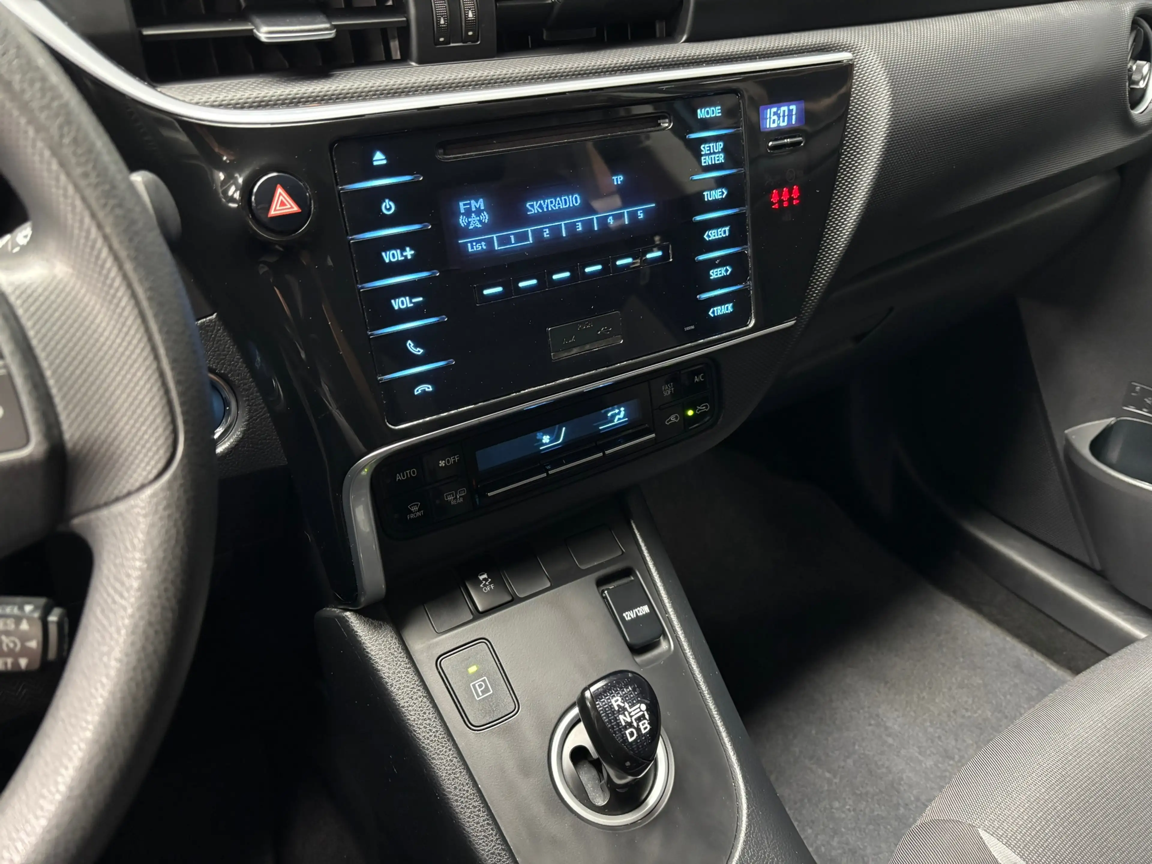 Toyota Auris 1.8 Hybrid Now — photo 25