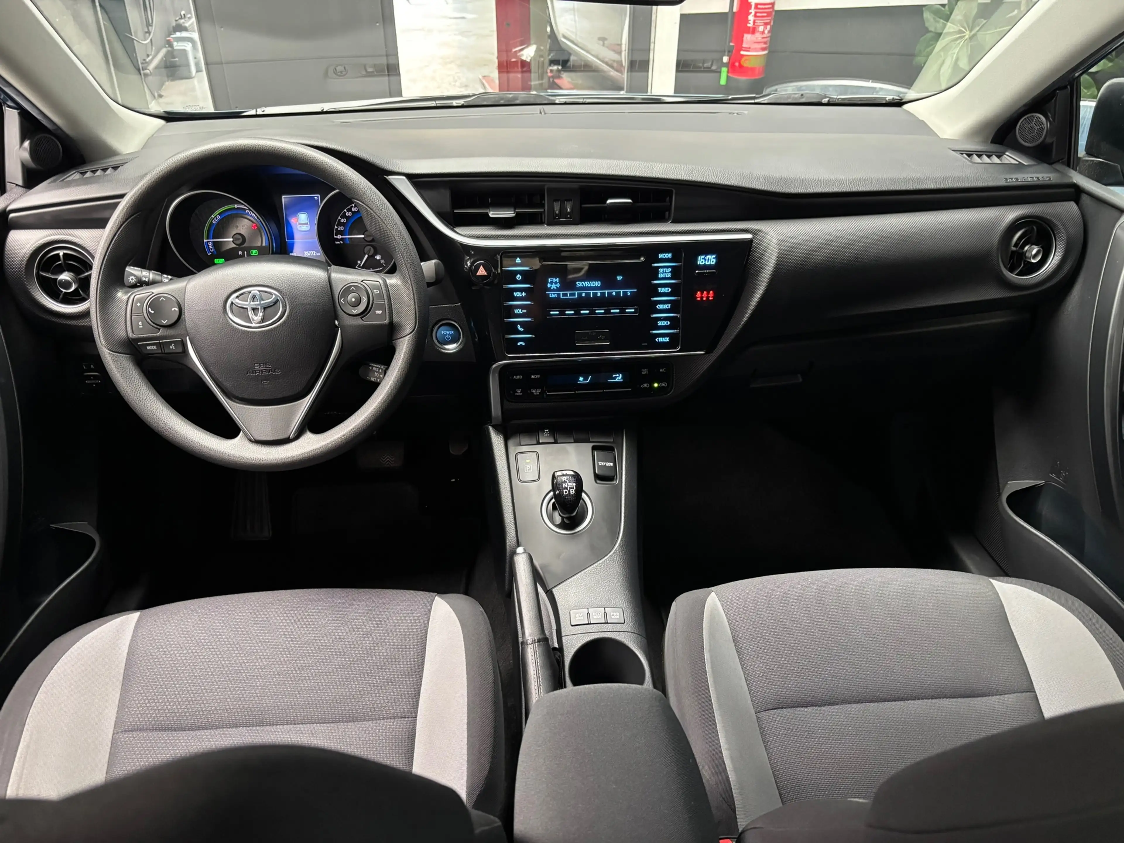 Toyota Auris 1.8 Hybrid Now — photo 19