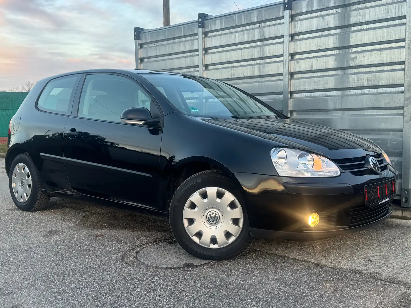 Volkswagen Golf V 1.9TDI (TÜV NEU) *143TKM* 1.HAND NAVI KLIMA Schwarz - 1