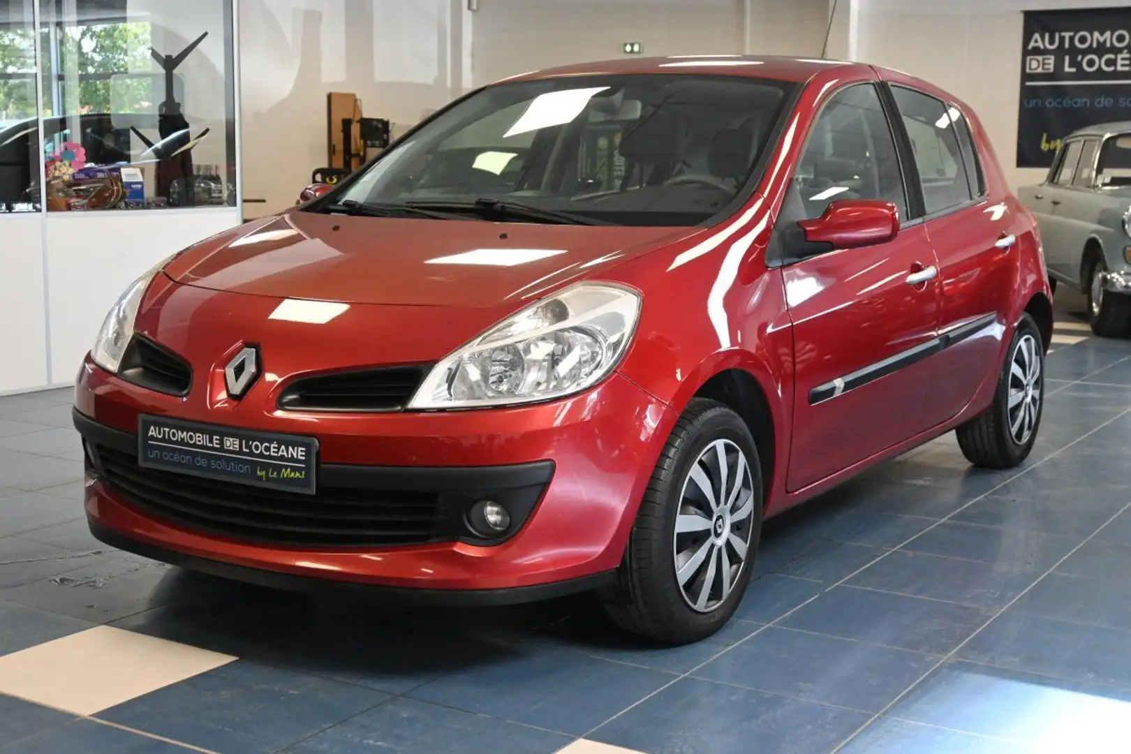 Renault Clio III 1.6 16V 110 Privilege Proactive A Rouge - 1